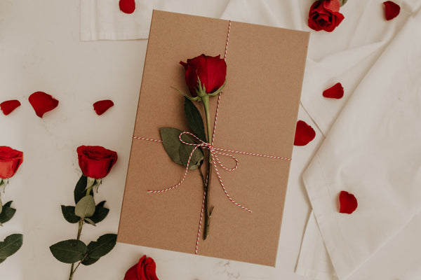 Bingung mau kasih kado apa untuk pasangan di Hari Valentine? Tenang saja, inilah 5 rekomendasi kado Valentine untuk pasangan yang dijamin manis dan romantis!