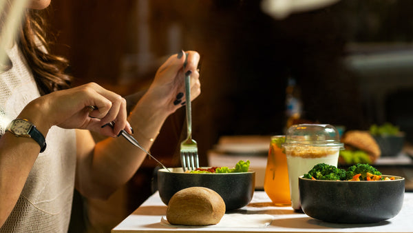 Saat melakukan mindful eating, kita benar-benar mencurahkan seluruh pikiran, indra, dan perasaan terhadap makanan yang sedang kita santap.