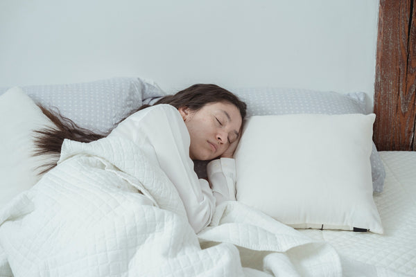 Masih banyak dari kita yang sering mengabaikan pentingnya tidur dalam waktu cukup. Padahal, tidur cukup adalah kunci dari fisik dan mental yang sehat.  